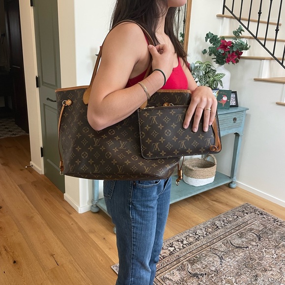 🌿authentic Louis Vuitton neverfull mm tote and pouch. Includes box - Picture 4 of 15